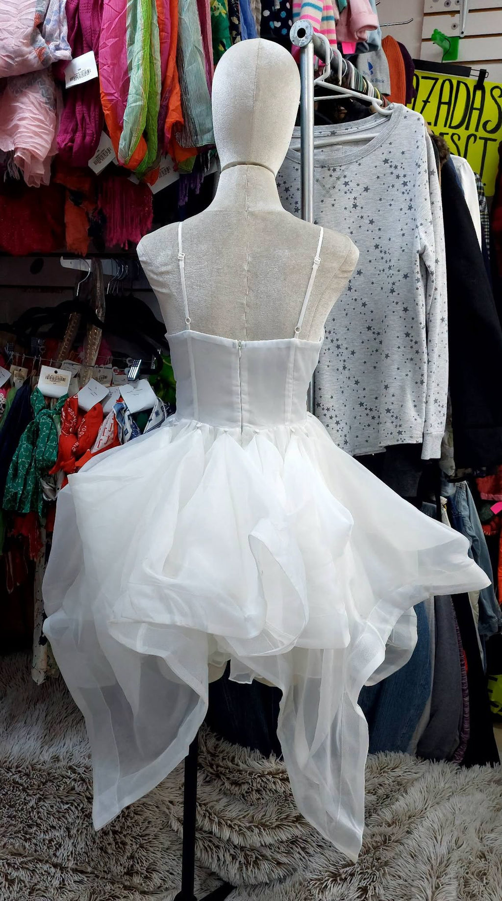 Vestido blanco corto con cola