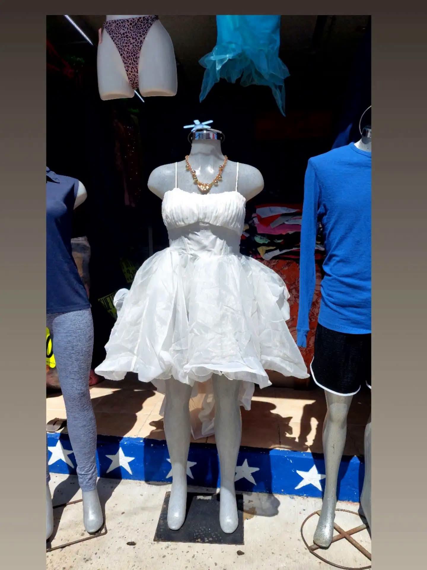 Vestido blanco corto con cola