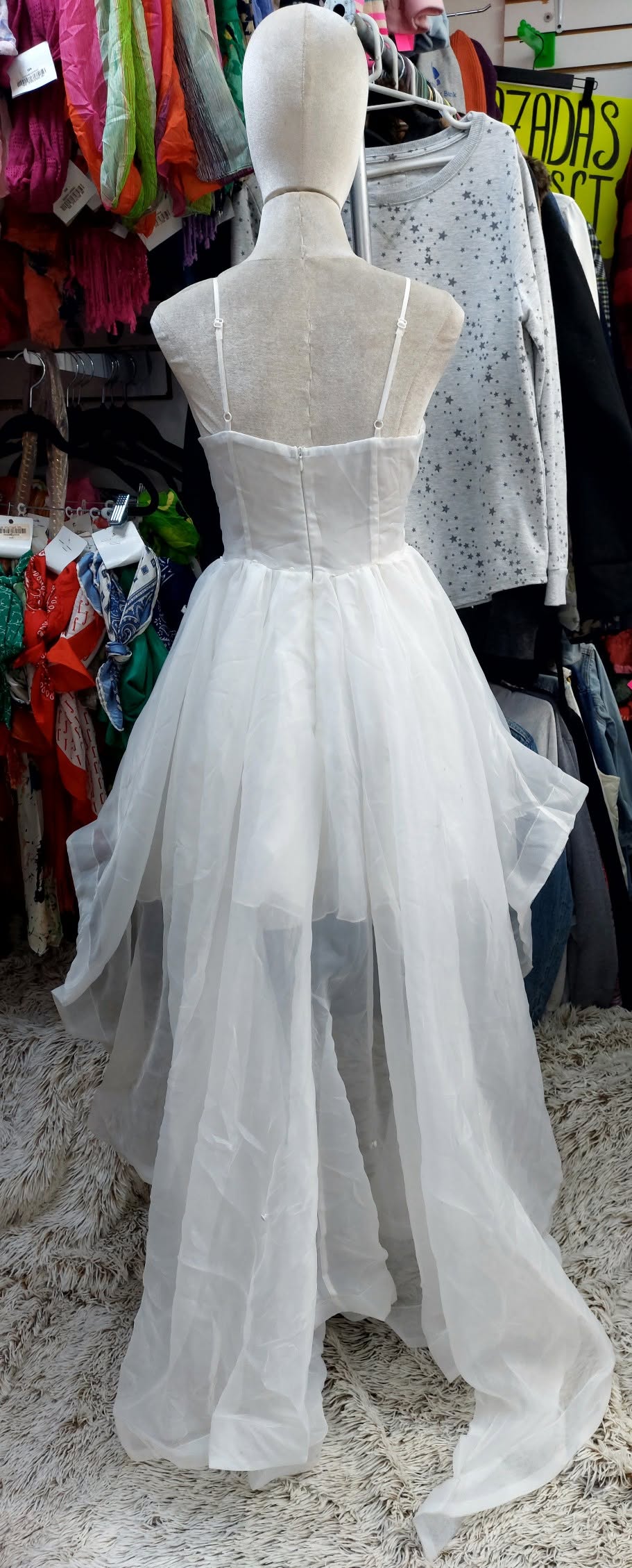 Vestido blanco corto con cola