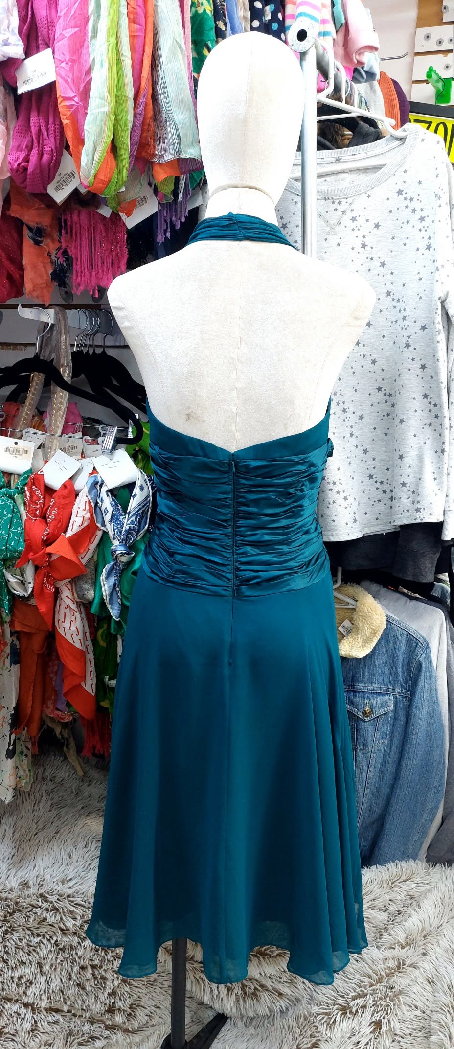 Vestido verde petroleo con apliacion de flor