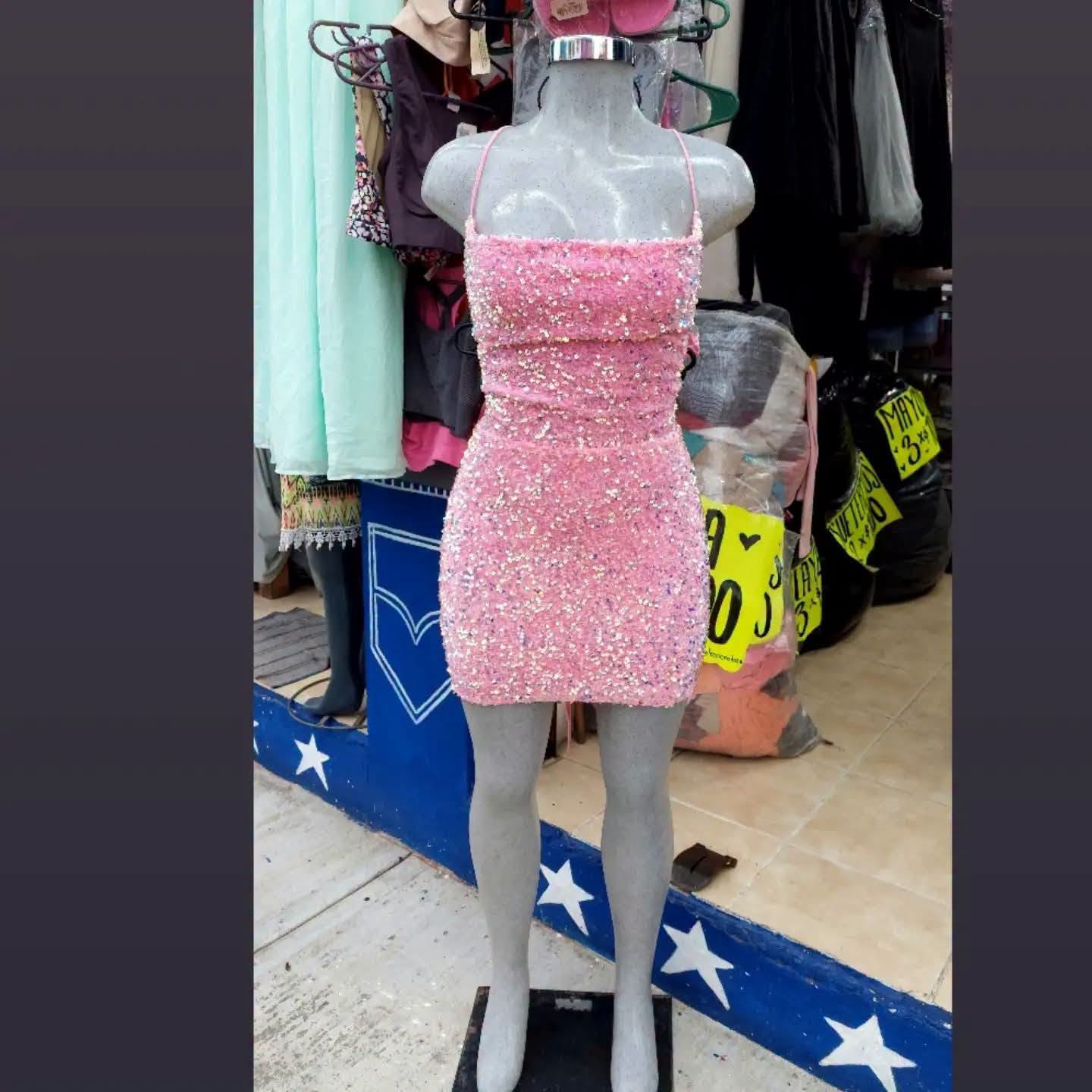 Vestido rosa de lentejuelas corto
