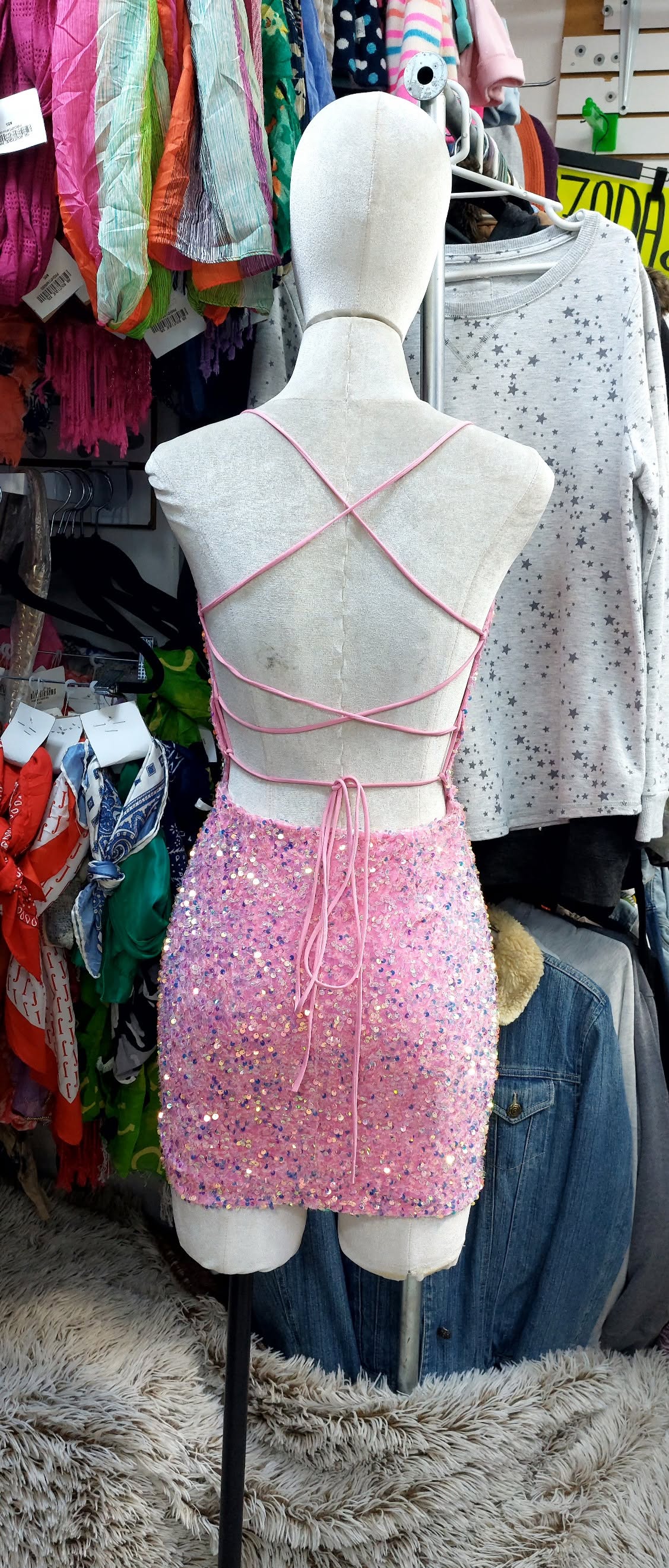 Vestido rosa de lentejuelas corto