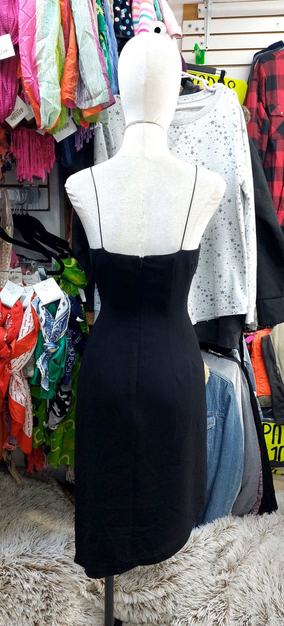 Vestido negro corto con decorado en zizag