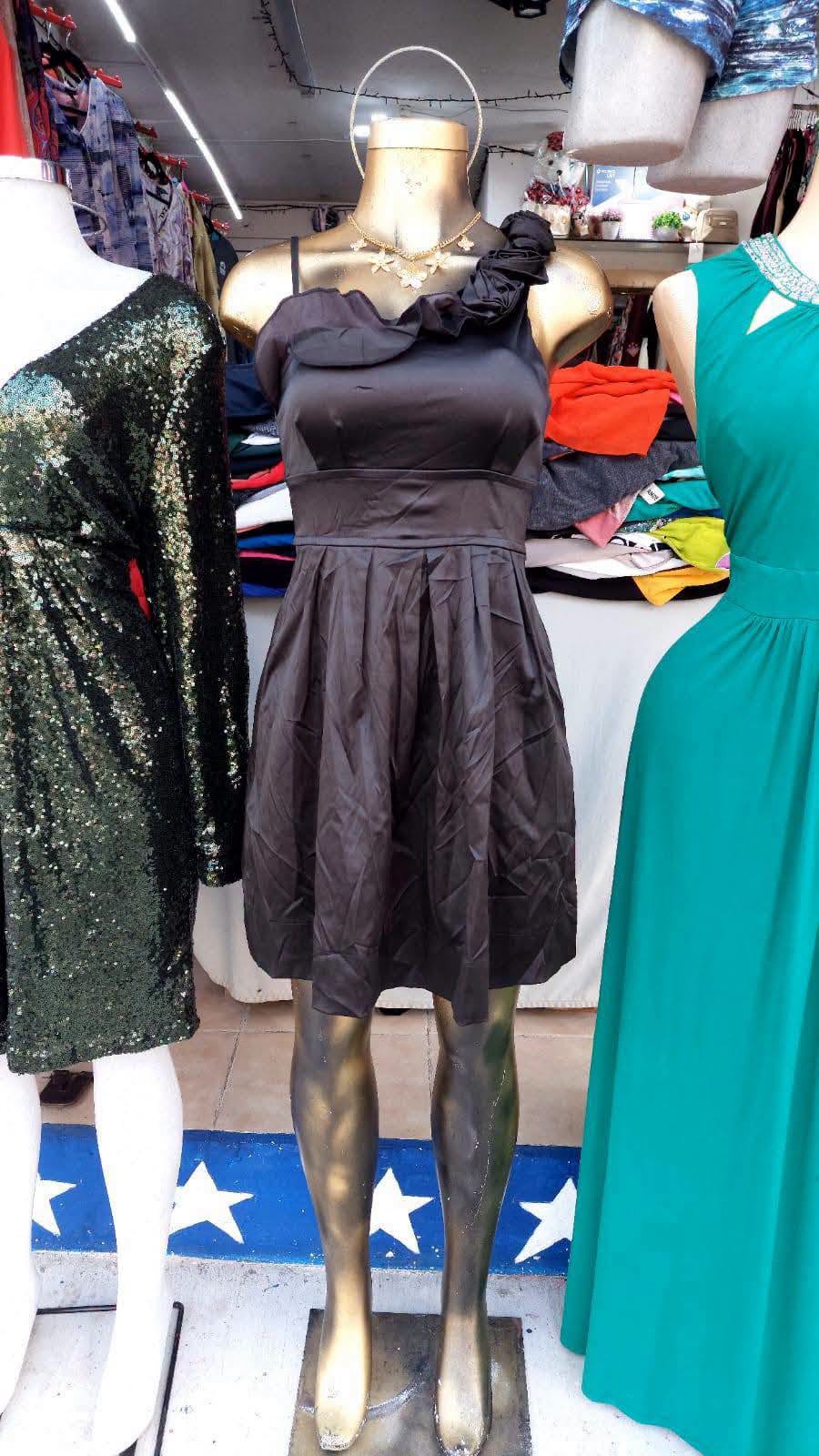 Vestido negro, corto, con apliaciones de flores
