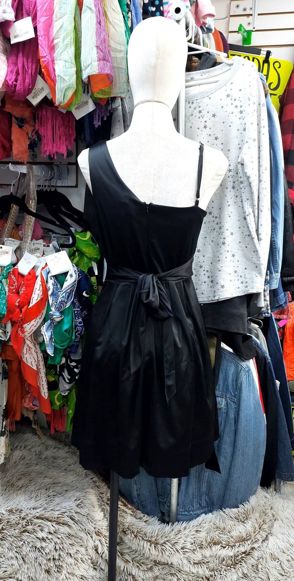 Vestido negro, corto, con apliaciones de flores
