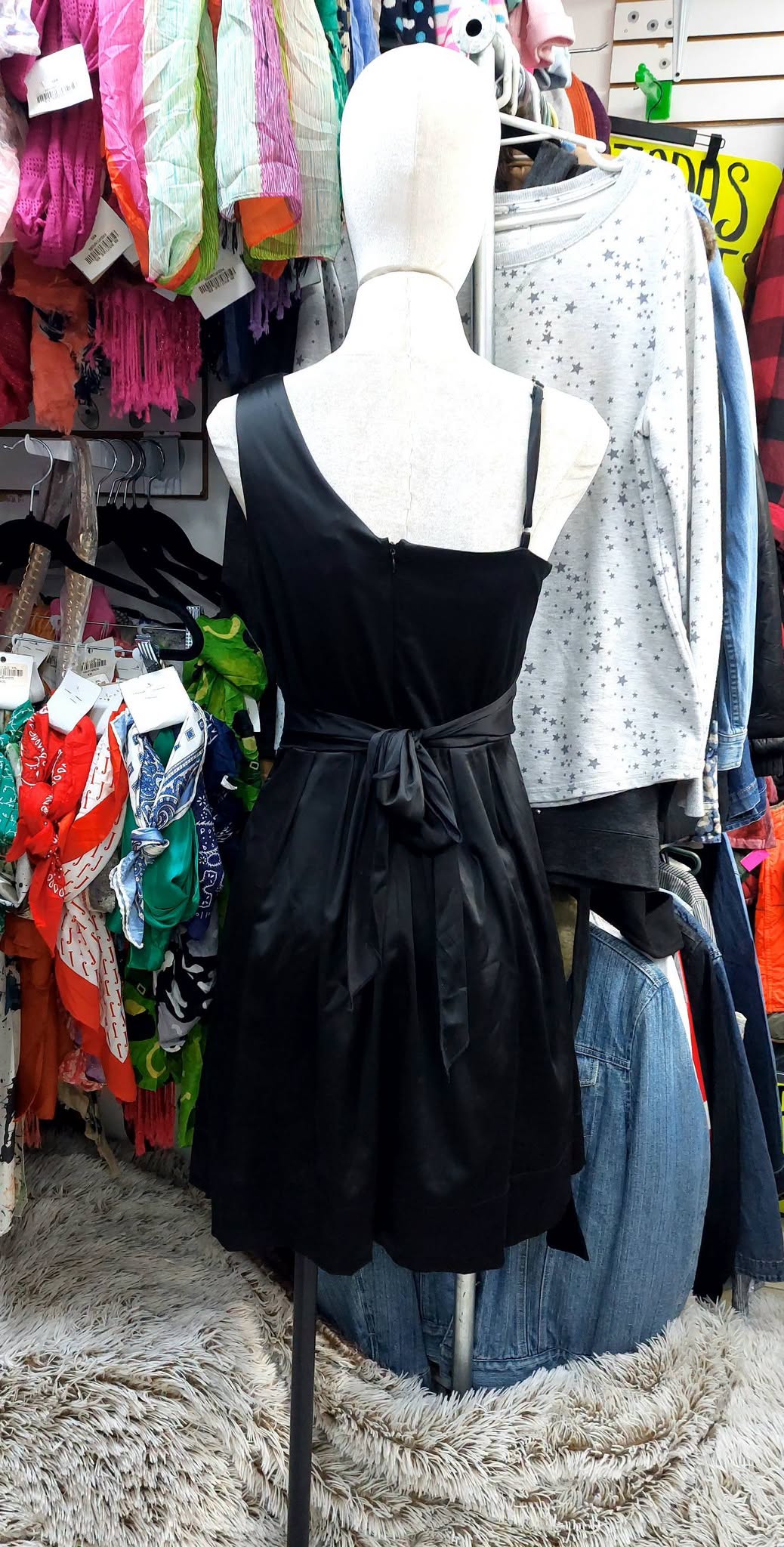 Vestido negro, corto, con apliaciones de flores