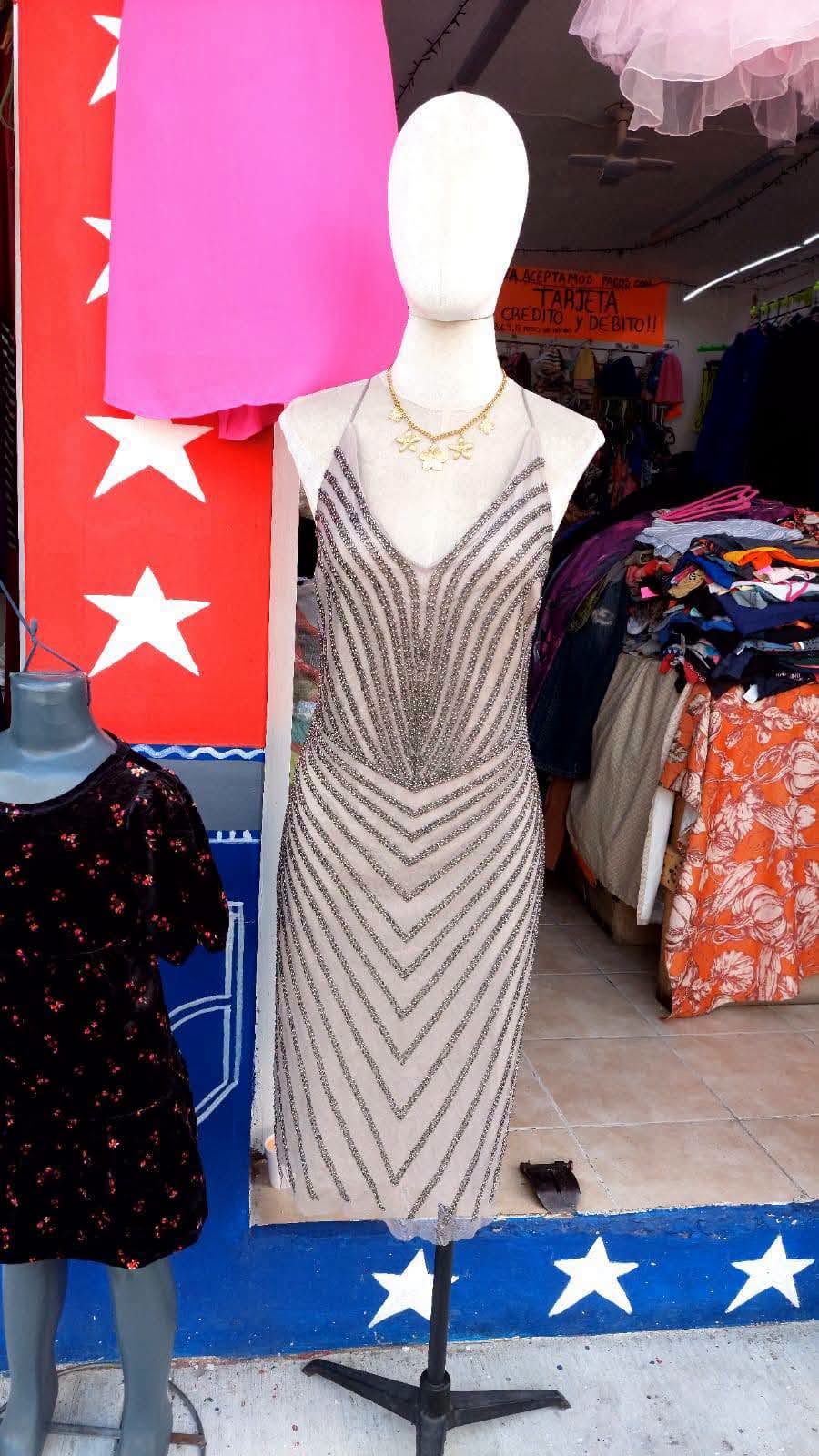 Vestido beige semi largo con pedreria en todo el vestido