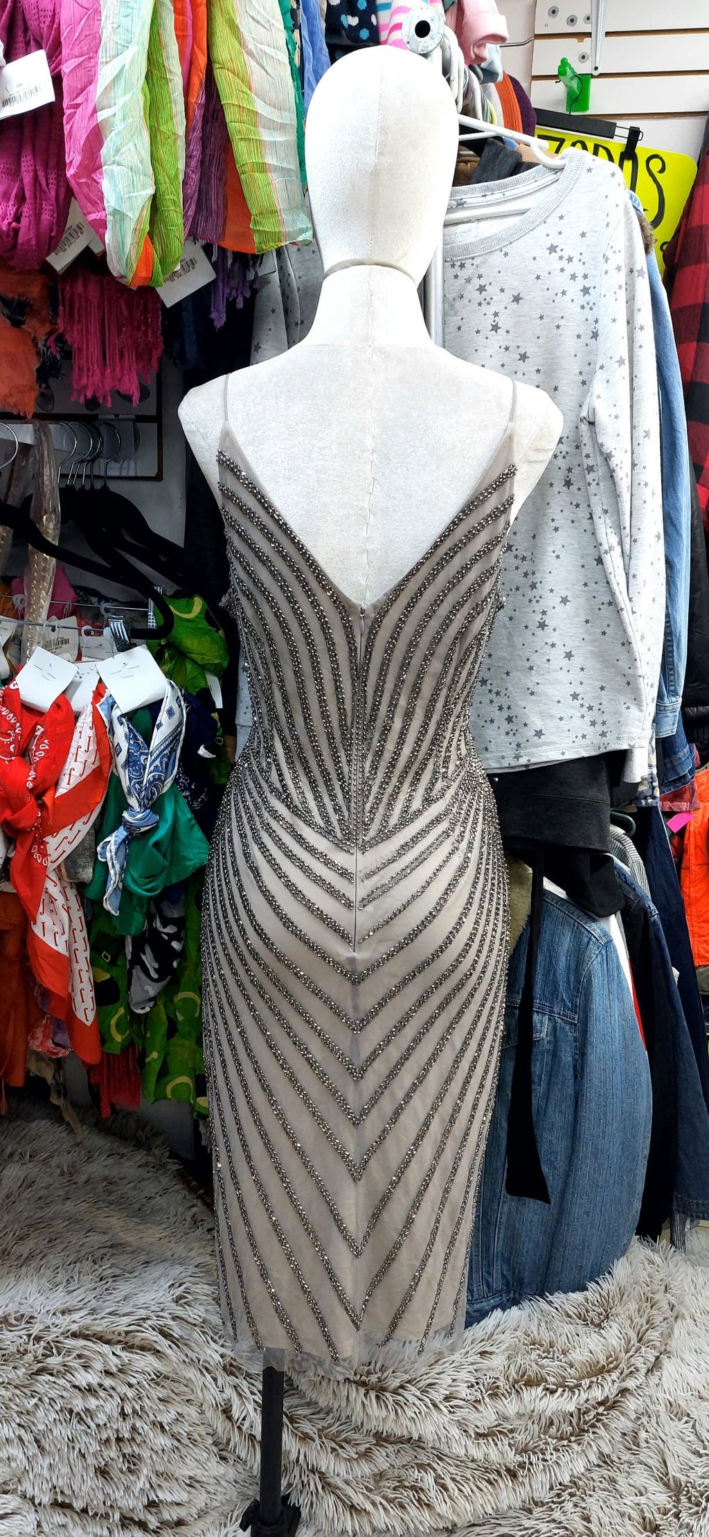 Vestido beige semi largo con pedreria en todo el vestido
