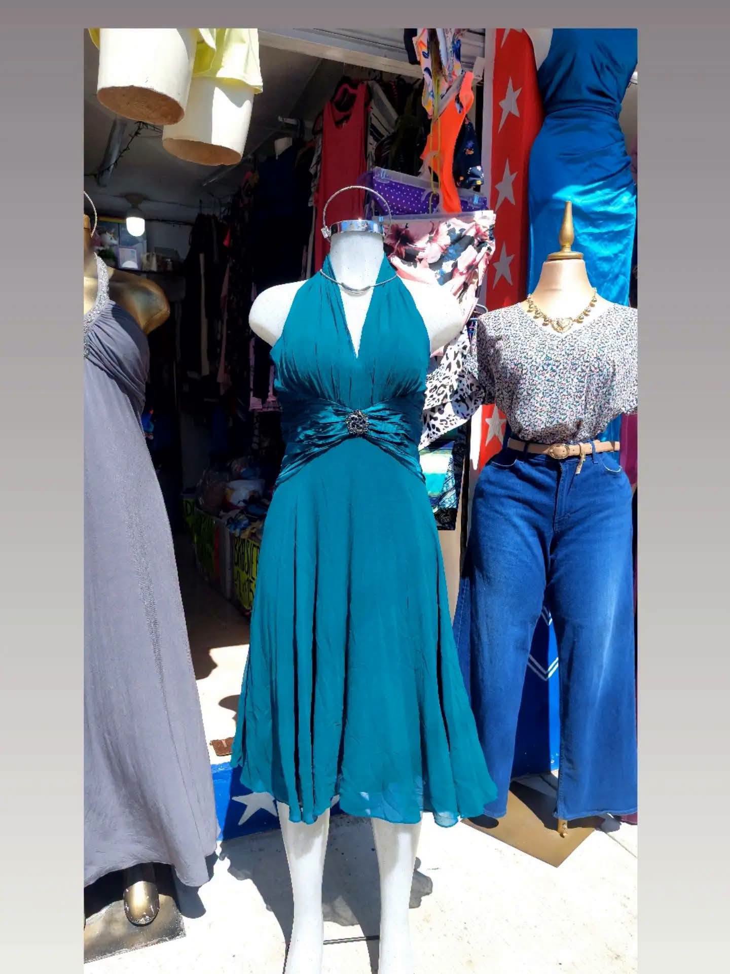 Vestido verde petroleo con apliacion de flor