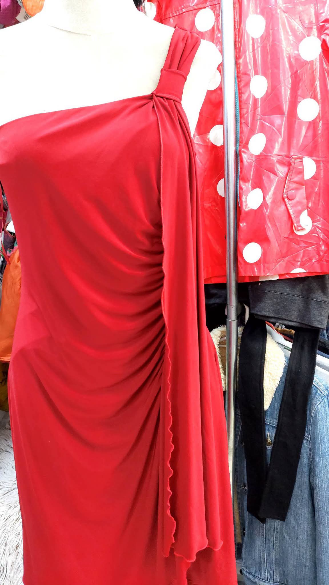 Vestido rojo corto, con olan de lado.