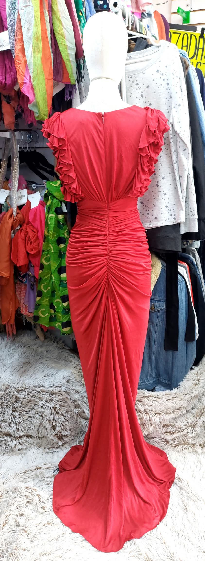 Vestido rojo, con manga corta y olanes