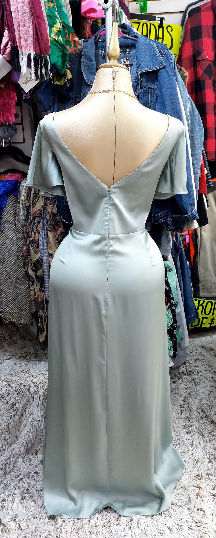Vestido verde salvia con acabado satinado.