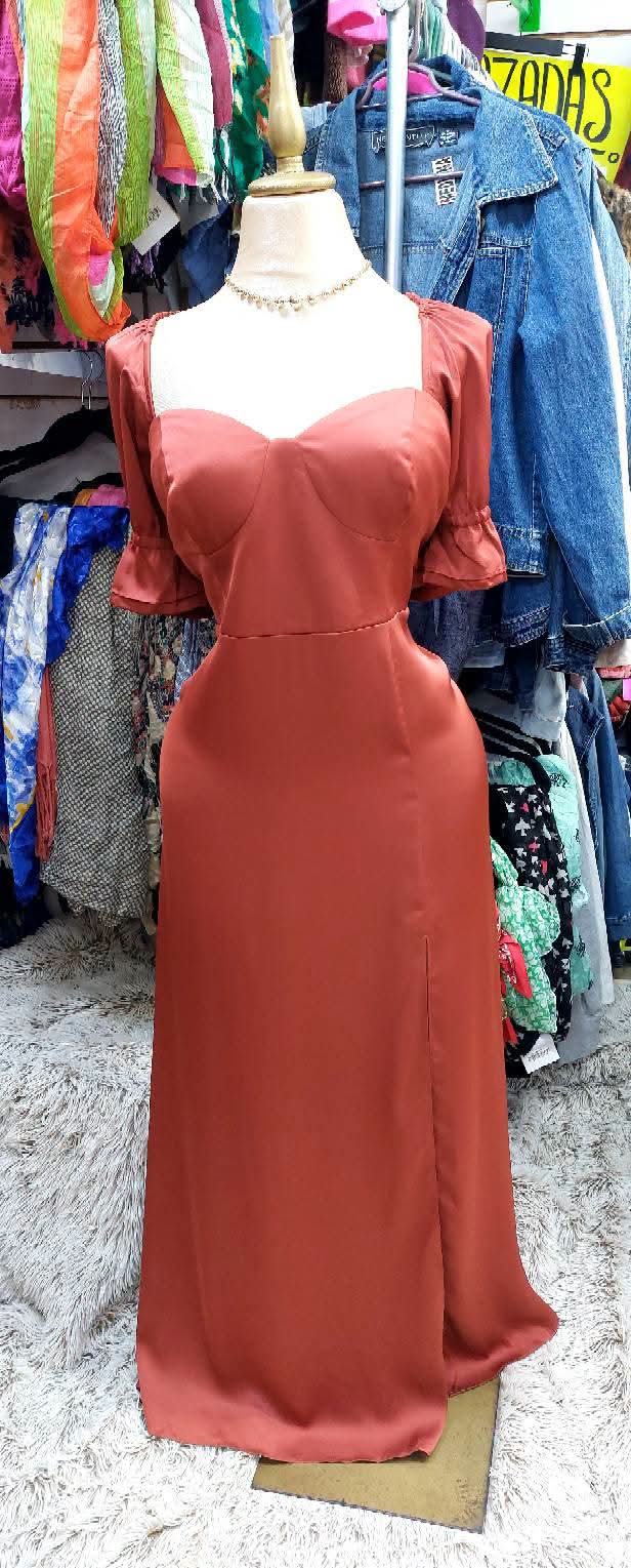 Vestido  terracota con acabado satinado.