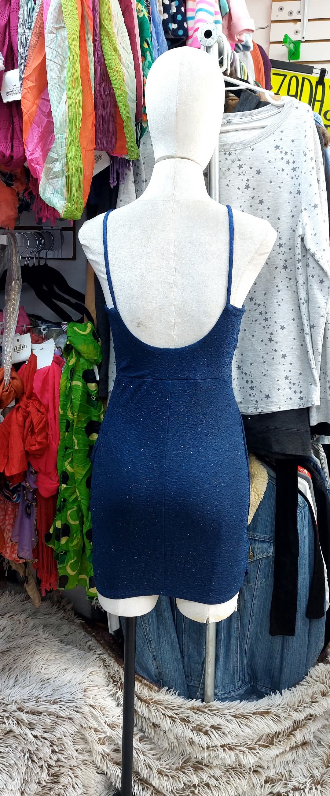 Vestido corto azul marino brilloso