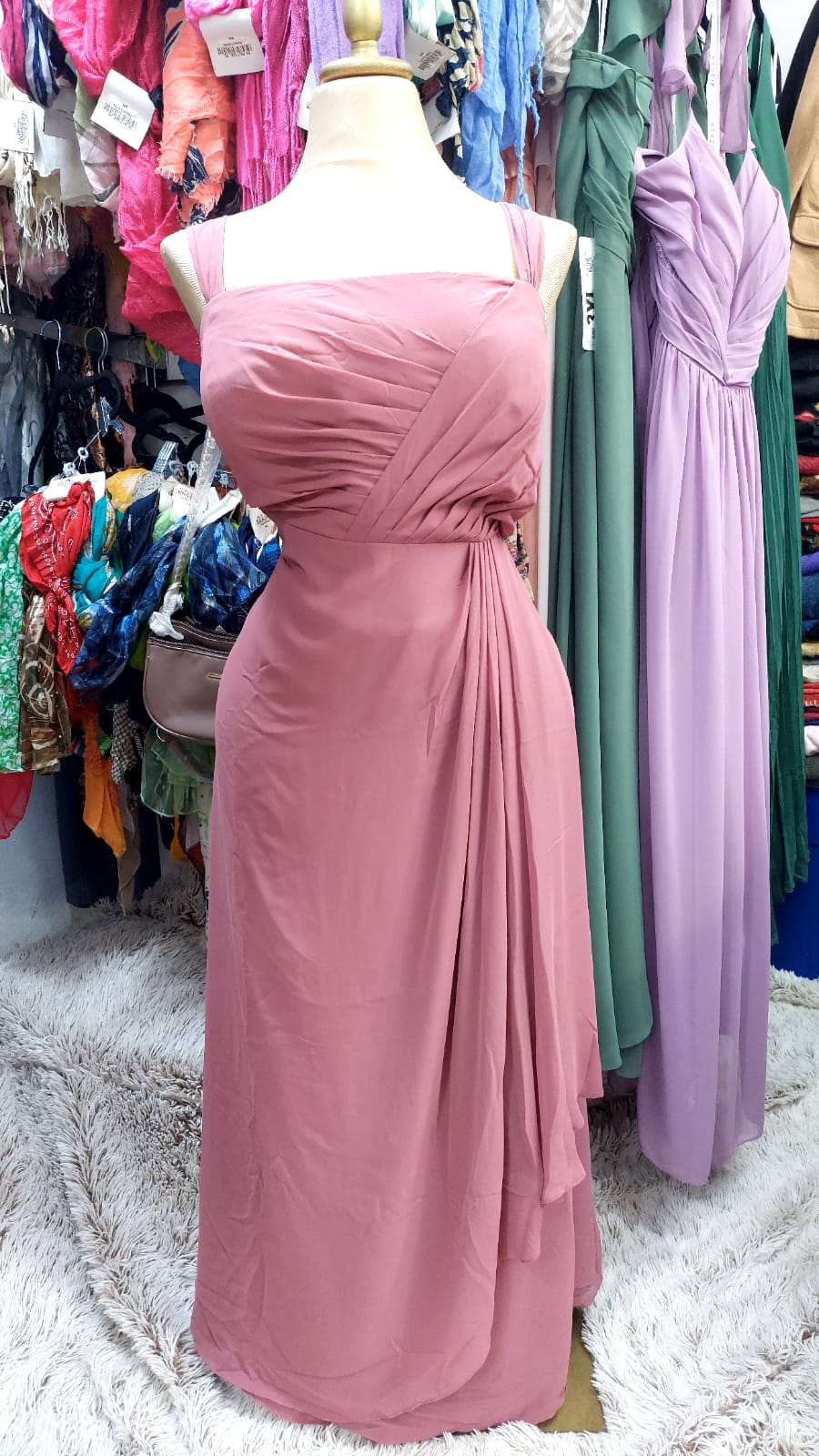 Vestido rosa quemado de tirantes y ensamble incluido