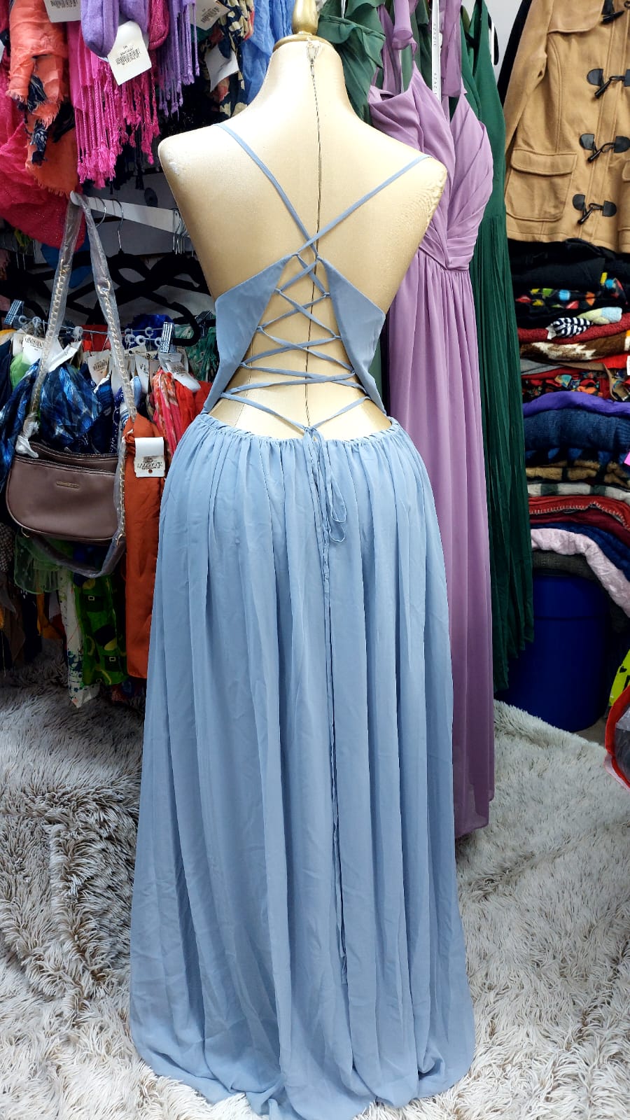 Vestido azul cielo de tirantes y tiras ajustables atrás