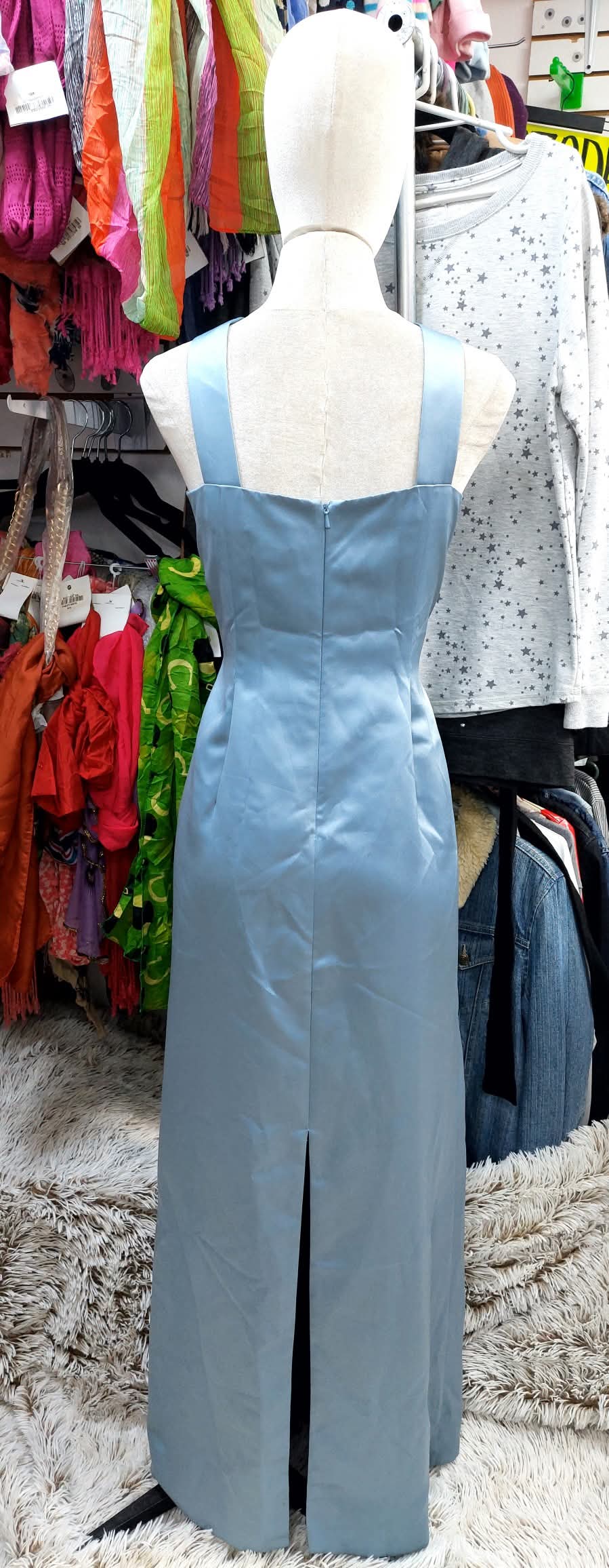 Vestido azul semi largo, satinado con aplicaciones