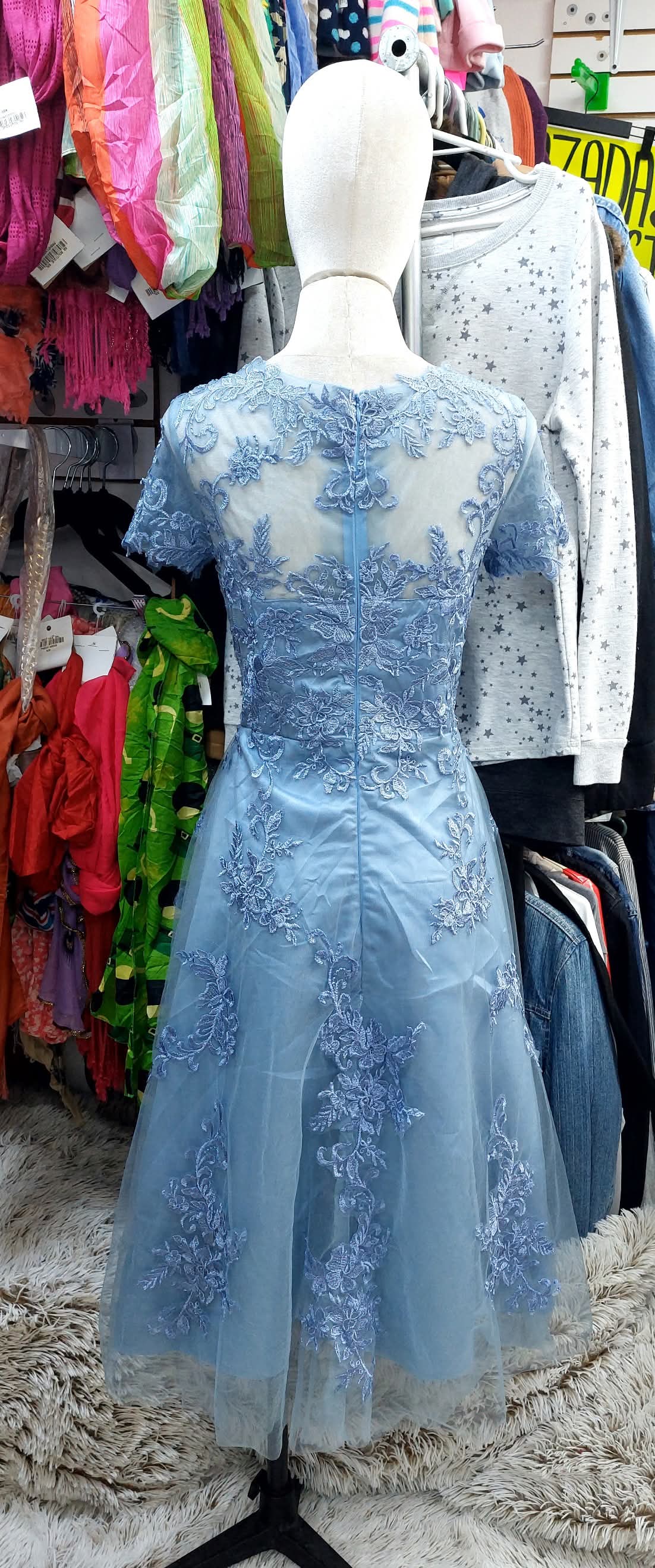 Vestido azul con encaje de flores