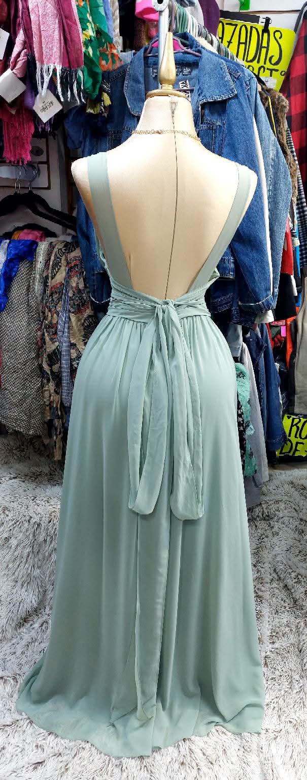 Vestido verde salvia.