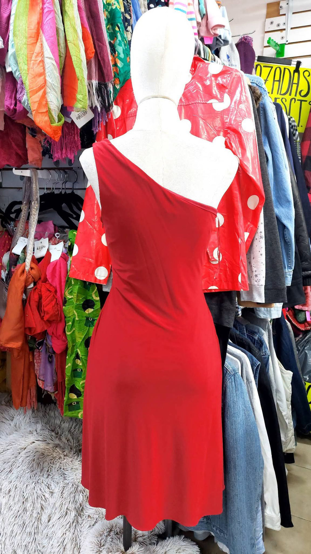 Vestido rojo corto, con olan de lado.