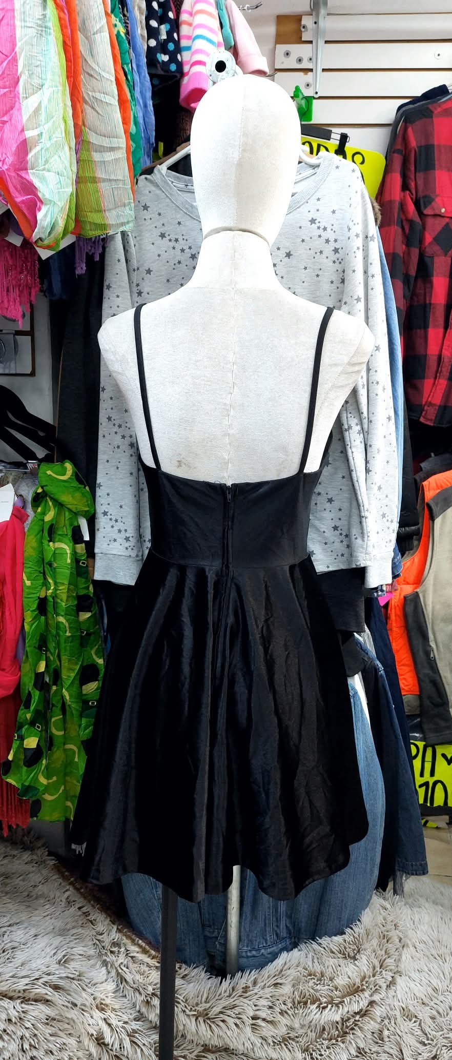 Vestido negro de tirantes, con escote en el abdomen