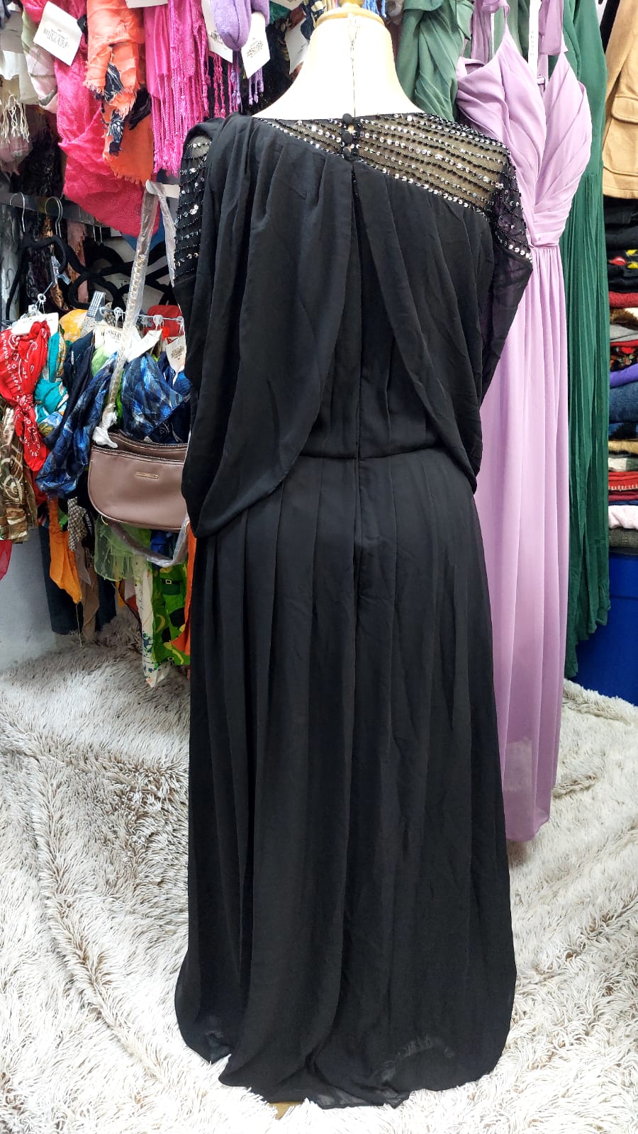 Vestido negro con capa y aplicaciones de chaquira