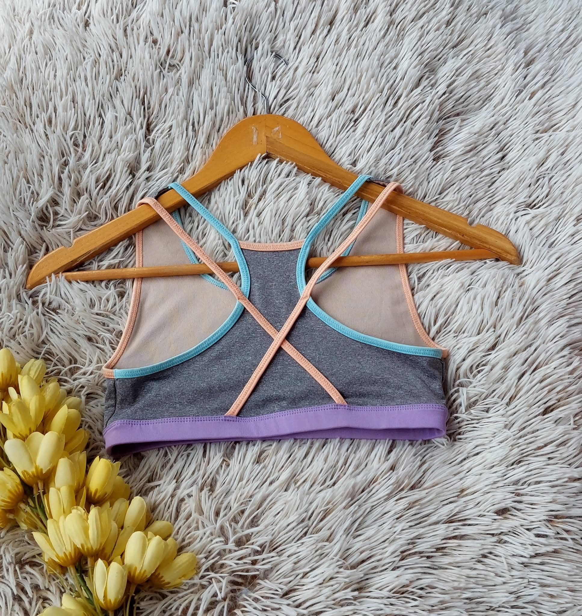 TOP GRIS BORDE MORADO,AZUL Y MELON,CON FRASE EN FRENTE
