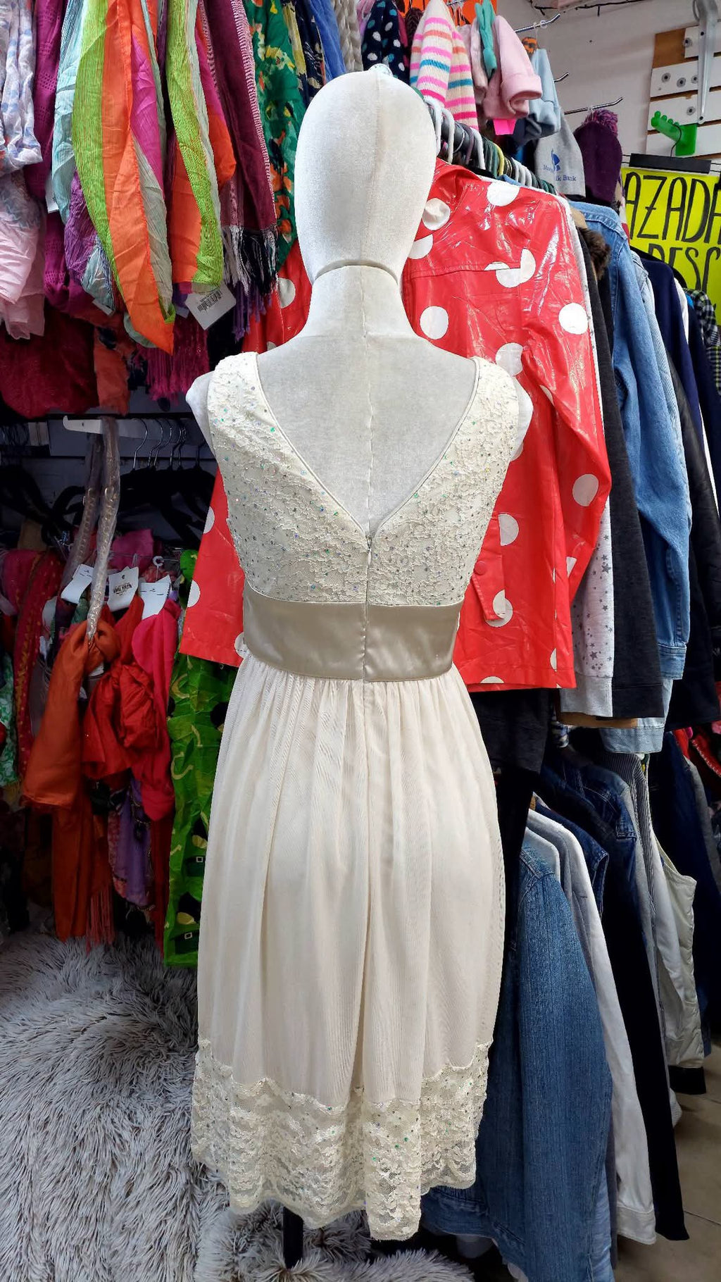 Vestido color beige con encaje y lentejuela.