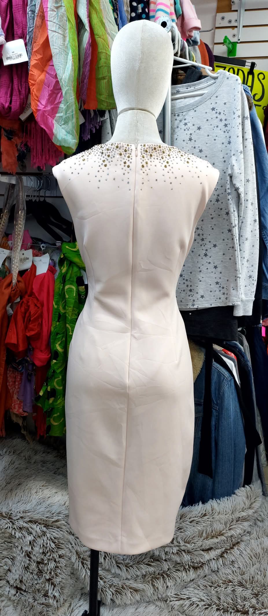 Vestido beige Kalvin con aplicaciones en el cuello
