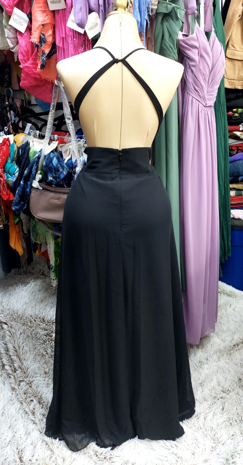 Vestido negro de tirantes delgados