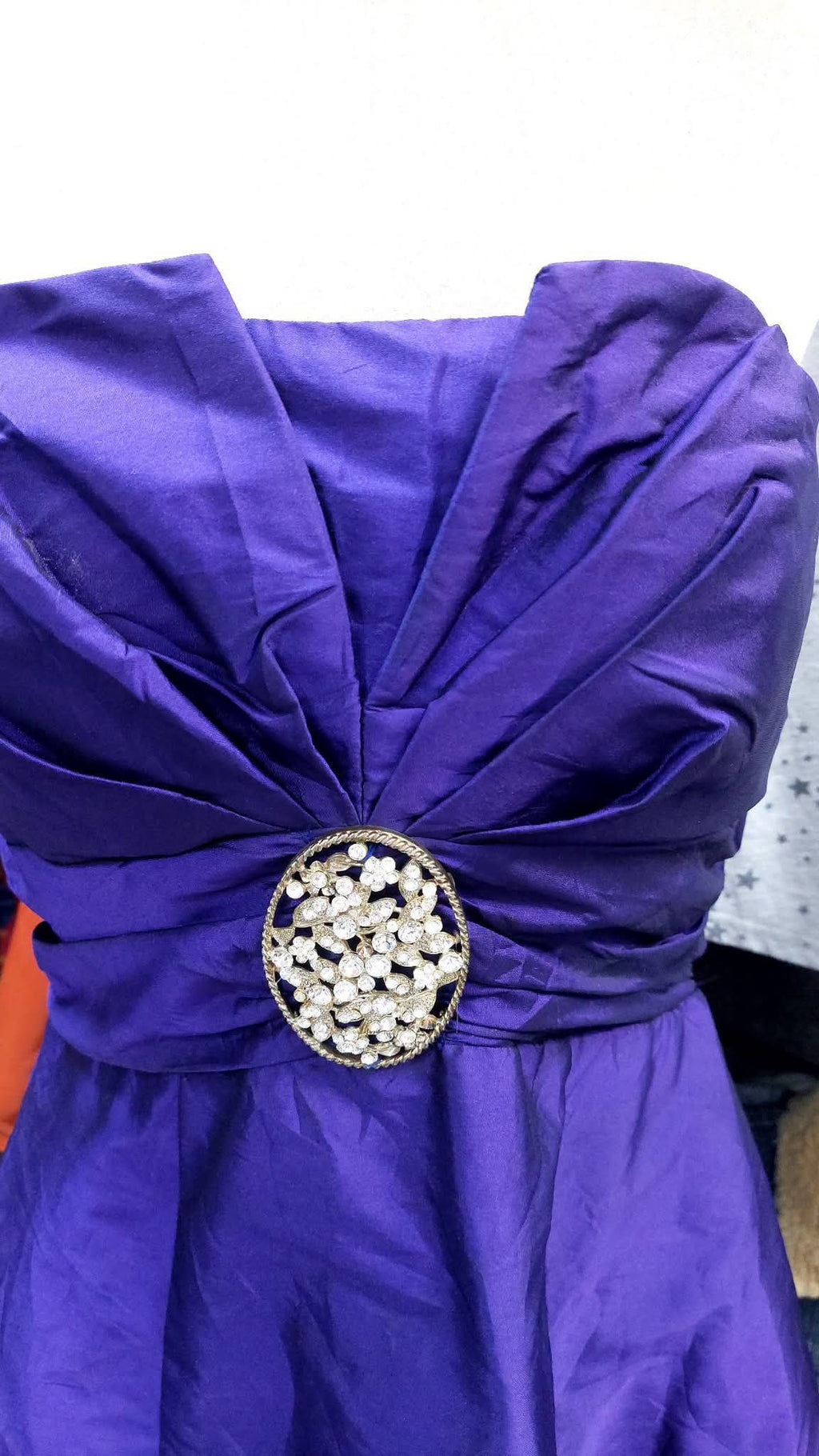 Vestido morado corto, con aplicación circular