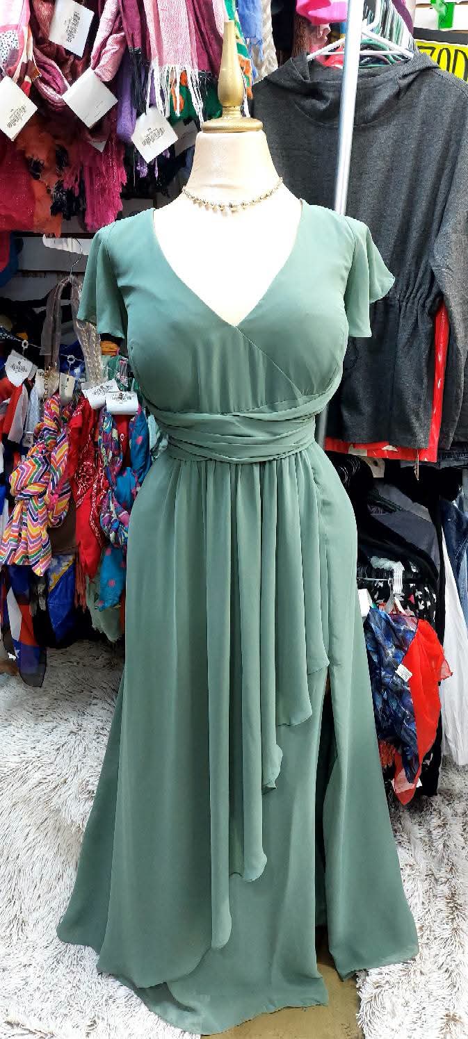 Vestido Color verde salvia con olan vertical enfrente