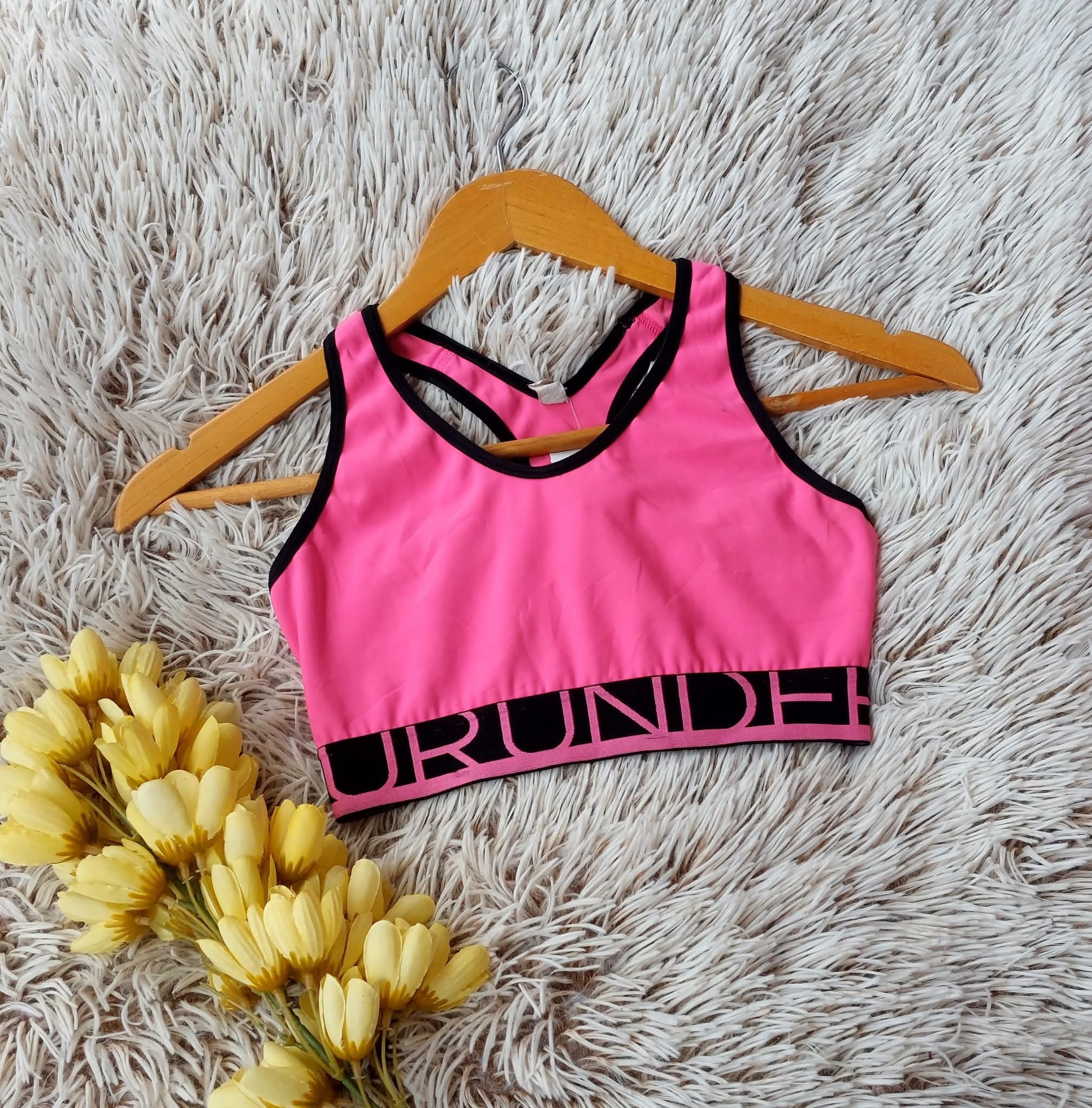 TOP ROSA CON ELASTICO NEGRO Y MARCA EN CINTURA