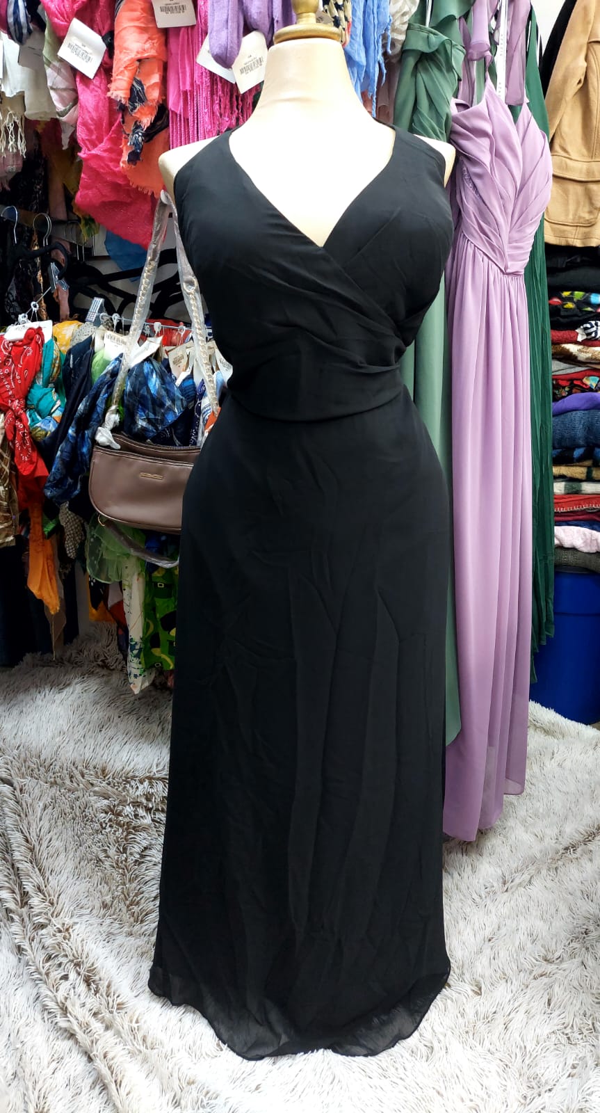 Vestido negro de tirantes delgados