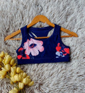TOP MORADO CON FLORES DOBLE TIRANTE EN LA PARTE DE ATRÁS
