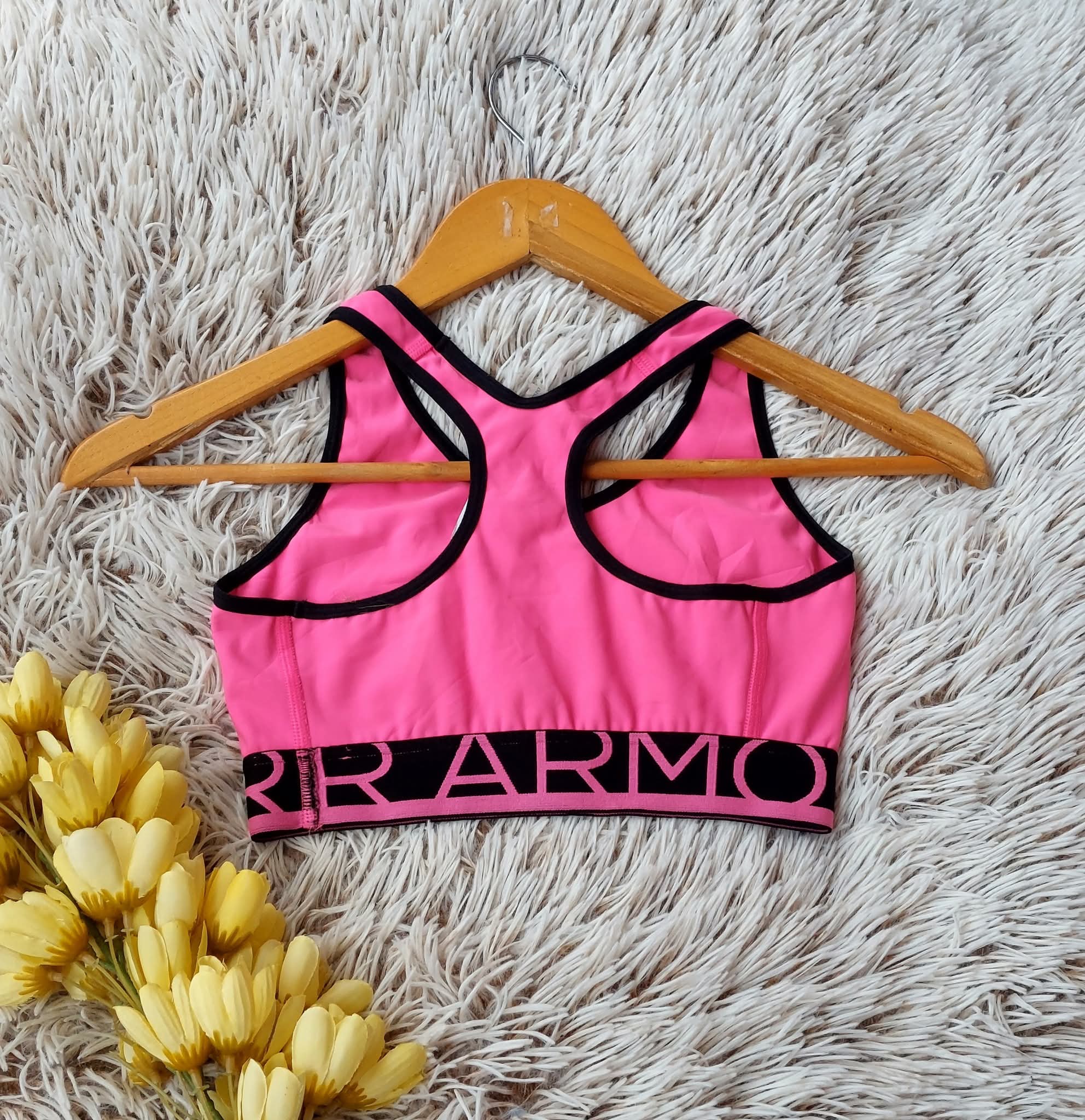 TOP ROSA CON ELASTICO NEGRO Y MARCA EN CINTURA