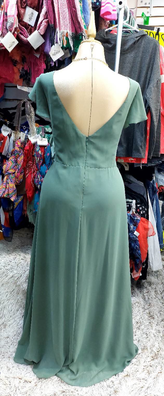 Vestido Color verde salvia con olan vertical enfrente