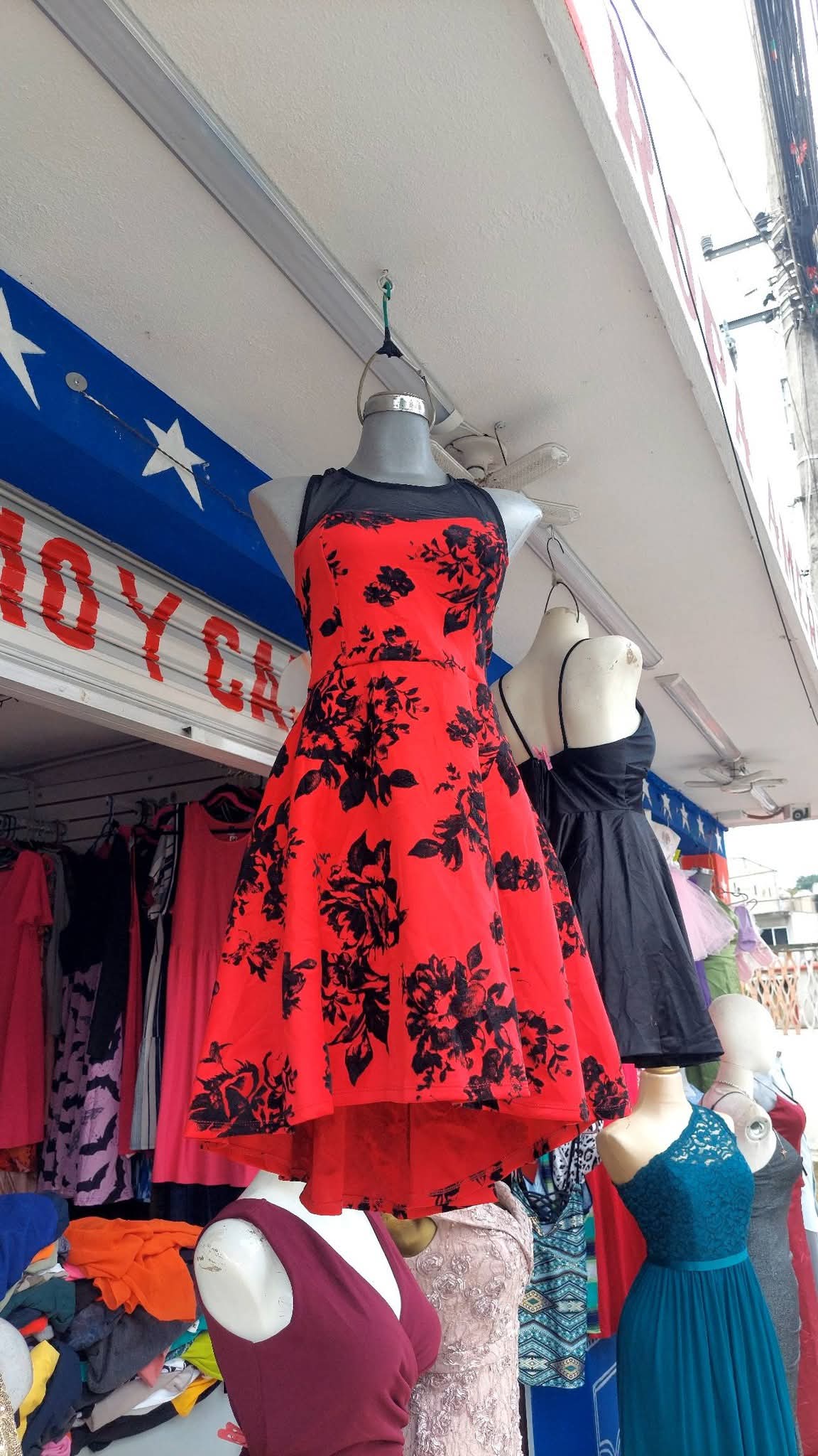 Vestido rojo con estampado de flores negro