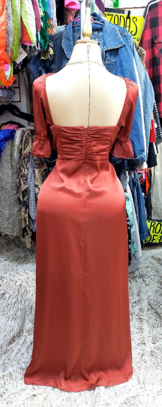 Vestido  terracota con acabado satinado.