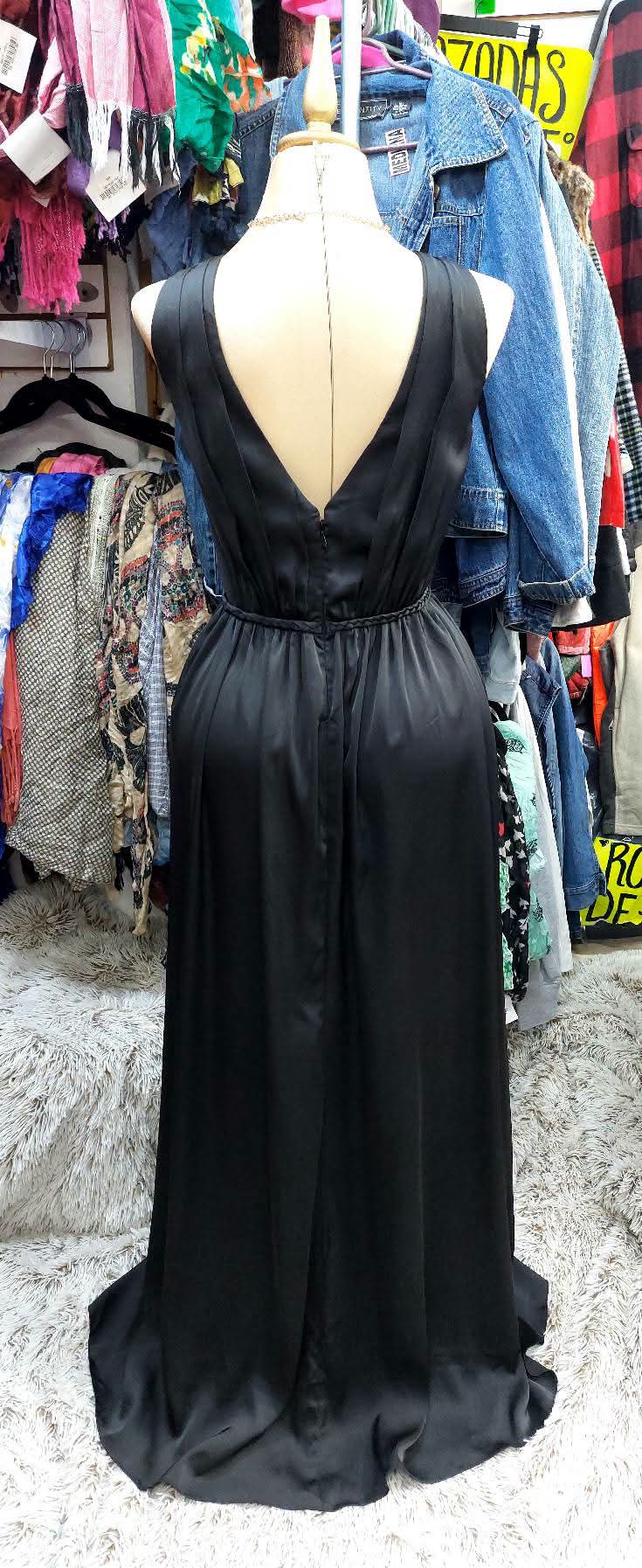 Vestido negro con cinturón trenzado