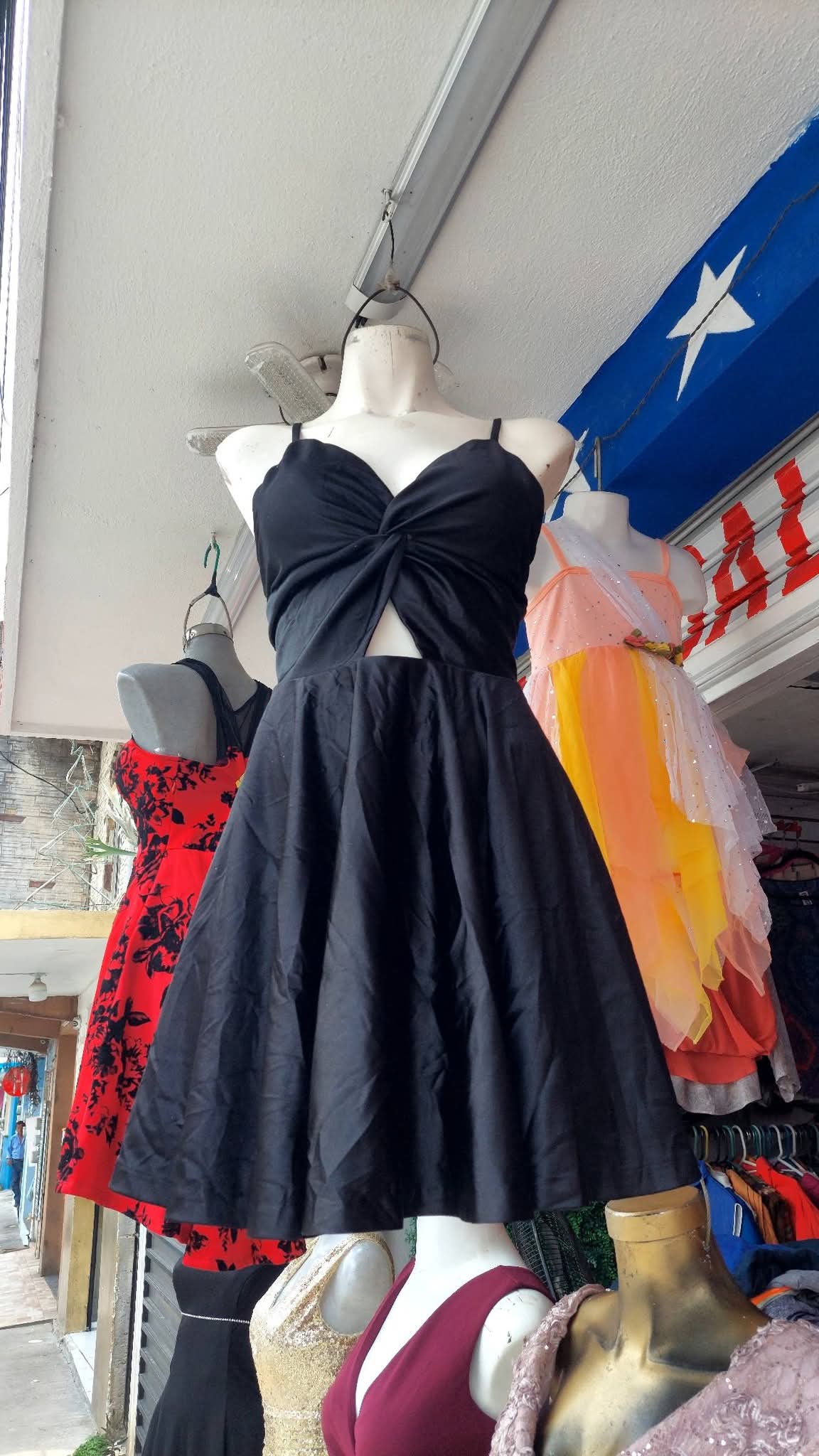 Vestido negro de tirantes, con escote en el abdomen