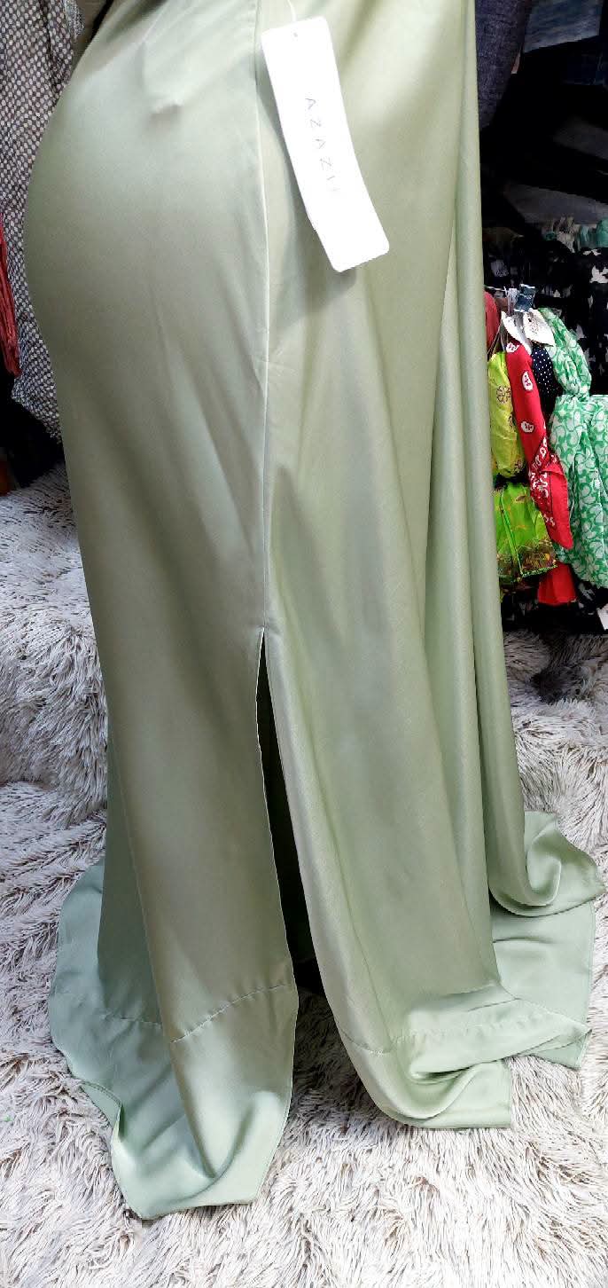 Vestido de tirantes verde salvia con acabado satinado