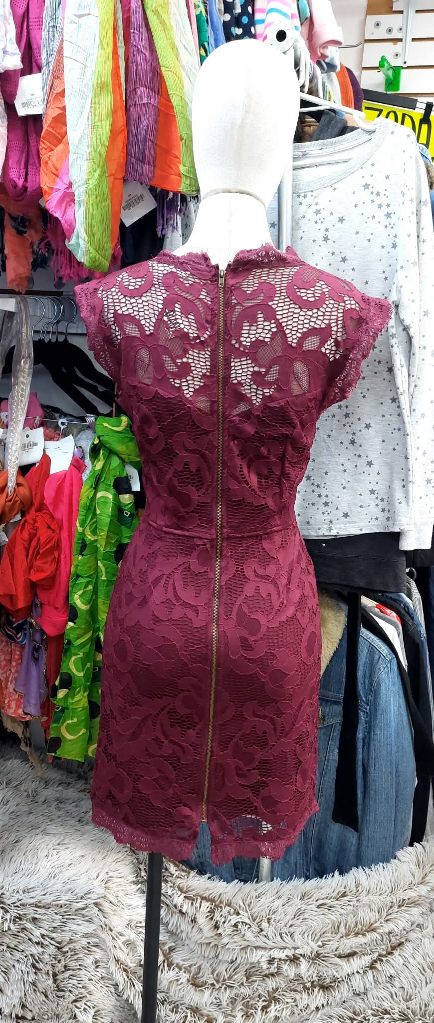 Vestido color vino de encaje, corto