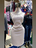 Vestido beige Kalvin con aplicaciones en el cuello