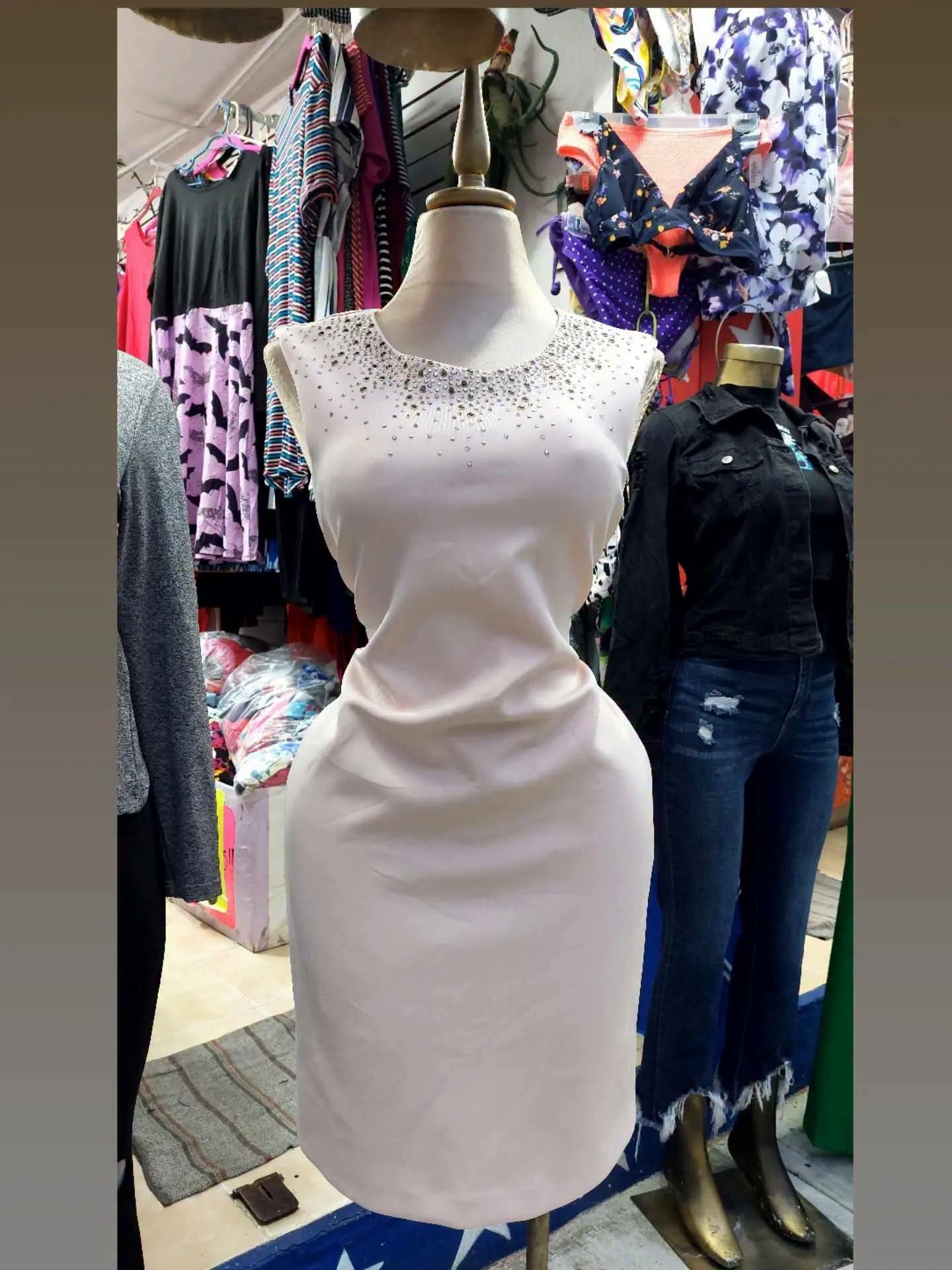 Vestido beige Kalvin con aplicaciones en el cuello
