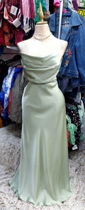 Vestido de tirantes verde salvia con acabado satinado