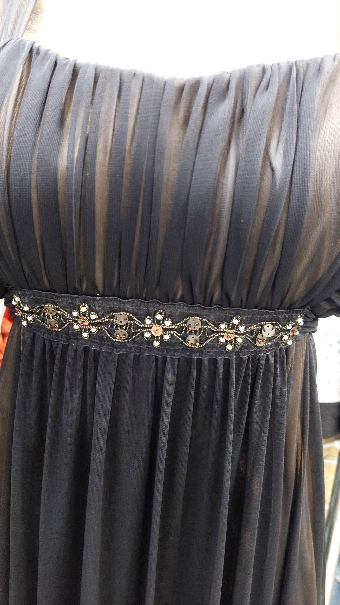 Vestido negro semi largo, aplicaciòn de piedritas en el pecho