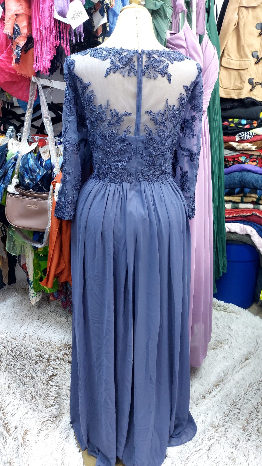 Vestido azul con manga tres cuartos y encaje arriba