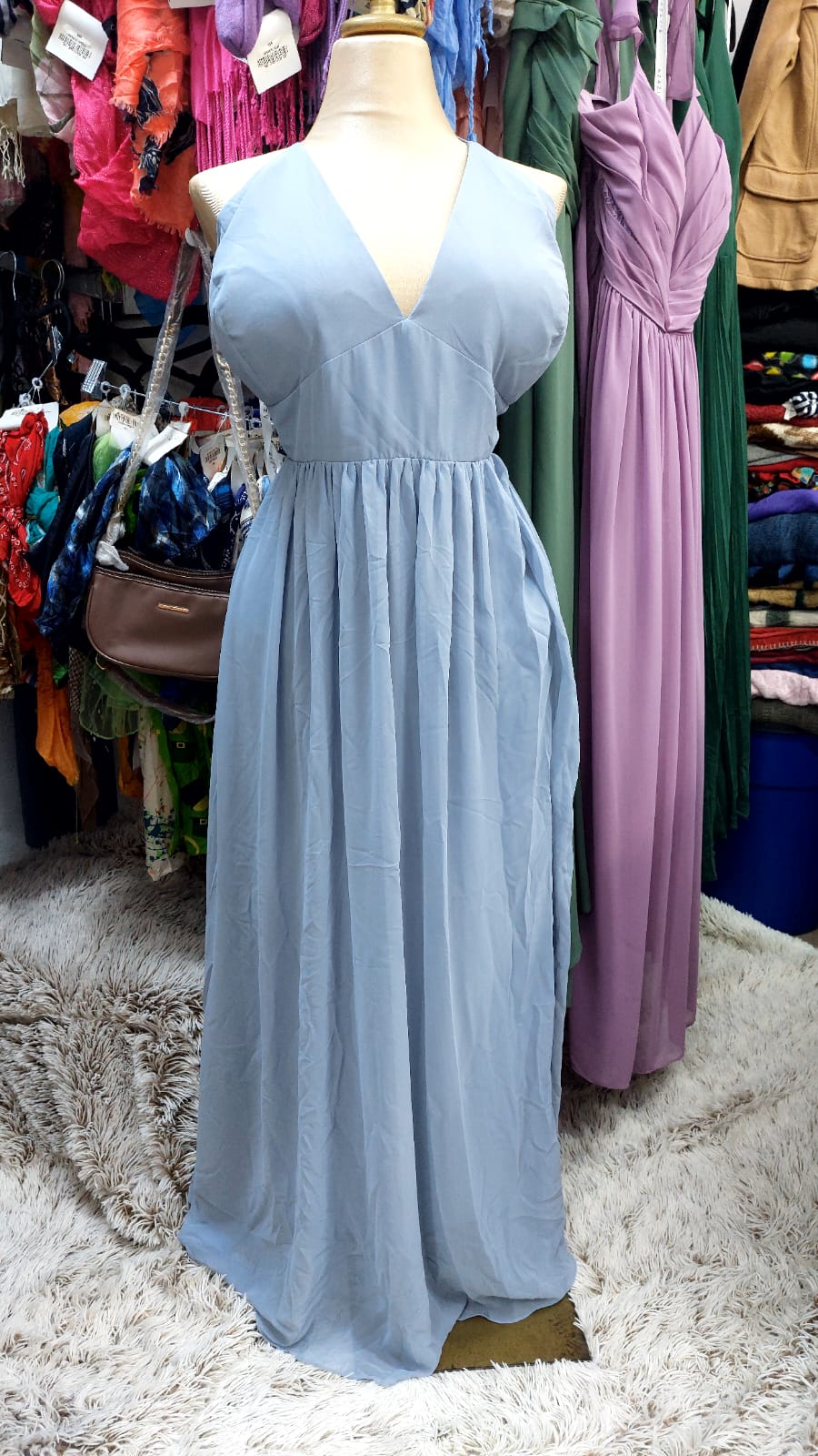 Vestido azul cielo de tirantes y tiras ajustables atrás