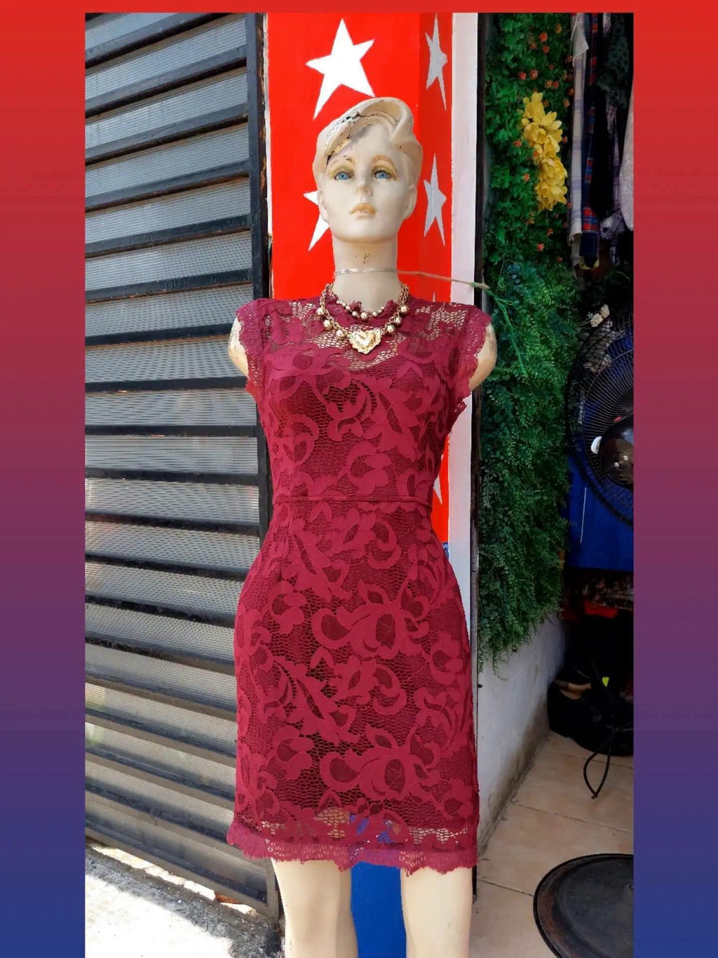 Vestido color vino de encaje, corto